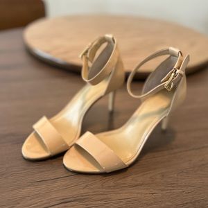 LIKE NEW IN BOX / MICHAEL KORS SIENNA HEELS / NUDE